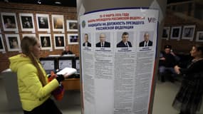 Une femme s'apprêtant à voter dans le cadre de l'élection présidentielle russe, qui se termine ce dimanche. 