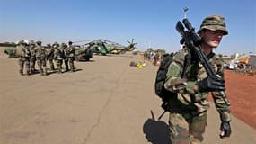 Militaires français sur une base de l'armée de l'air malienne à Bamako. Deux Français sur trois (65%) sont pour l'intervention militaire française au Mali, selon un sondage Ifop pour Sud Ouest Dimanche, une proportion légèrement plus forte que dans un aut