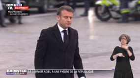 Hommage à Robert Badinter: Emmanuel Macron arrive place Vendôme