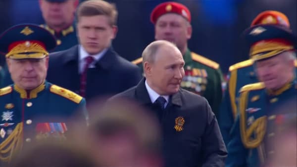 Vladimir Poutine salue la foule sur la place Rouge le 9-Mai 2022