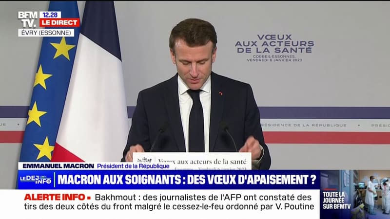Emmanuel Macron salue le 