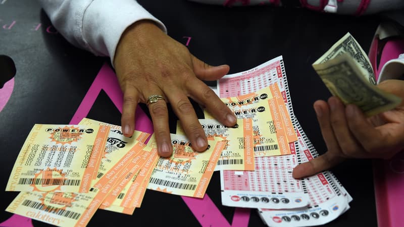Jackpot de 2 milliards de dollars: le vendeur du ticket gagnant empoche lui-même un million