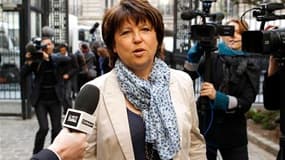 Arrivée de Martine Aubry au siège du PS, à Paris . Le Parti socialiste a présenté mardi un projet pour la présidentielle de 2012 marqué par une volonté de crédibilité budgétaire, ouvrant la voie aux primaires internes pour désigner son candidat. /Photo pr