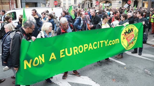 Des centaines de manifestants opposés au projet Europacity, partant de Gonesse (Val-d'Oise) pour rejoindre l'hôtel Matignon à Paris, le 5 octobre 2019