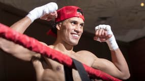 David Benavidez tout sourire lors de l'entraînement public avant son choc contre Caleb Plant en mars 2023