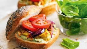 Découvrez la recette de ce sandwich aux saveurs indiennes à base de poulet en cliquant ici.