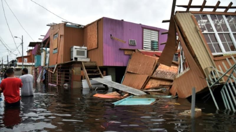 Maisons détruites et rue inondée à Juana Matos, sur l'île de Porto Rico, le 21 septembre 2017 après le passage de l'ouragan Maria