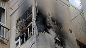 Un immeuble résidentiel endommagé après des tirs de roquette depuis la bande de Gaza, à Tel Aviv, en Israël, le 7 octobre 2023