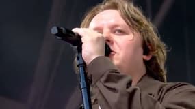 Le chanteur Lewis Capaldi en concert à Glastonbury le 27 juin 2025.