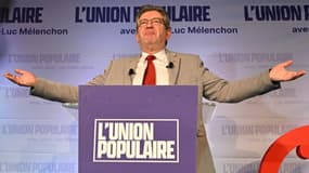 Jean-Luc Mélenchon, candidat LFI à la présidentielle, s'adresse à ses partisans après les résultats du 1er tour, le 10 avril 2022 au Cirque d'Hiver à Paris