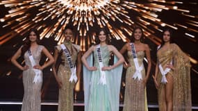 (g-d) Les cinq finalistes du concours Miss Univers, Miss Inde, Miss Afrique du Sud, Miss Paraguay, Miss Colombie et Miss Philippines, le 13 décembre 2021 à Eilat, en Israël