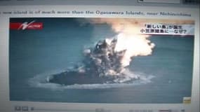 Les médias japonais ont diffusé mercredi les images de cette nouvelle "île" née d'un volcan