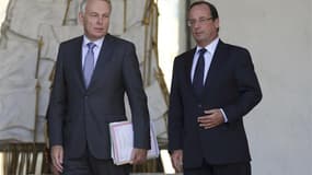 Jean-Marc Ayrault et François Hollande. François Hollande chute d'un point avec 41% de Français satisfaits de son action dans le baromètre Ifop pour le Journal du dimanche diffusé samedi. Concernant le Premier ministre, 55% des sondés (+6) sont mécontents