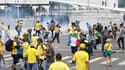 Les émeutiers s'affichant avec les couleurs de la sélection brésilienne devant le Palais du Planalto
