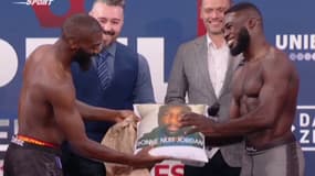 Cédric Doumbé offre un coussin à Jordan Zébo lors de la pesée avant le PFL Paris, le 29 septembre 2023.