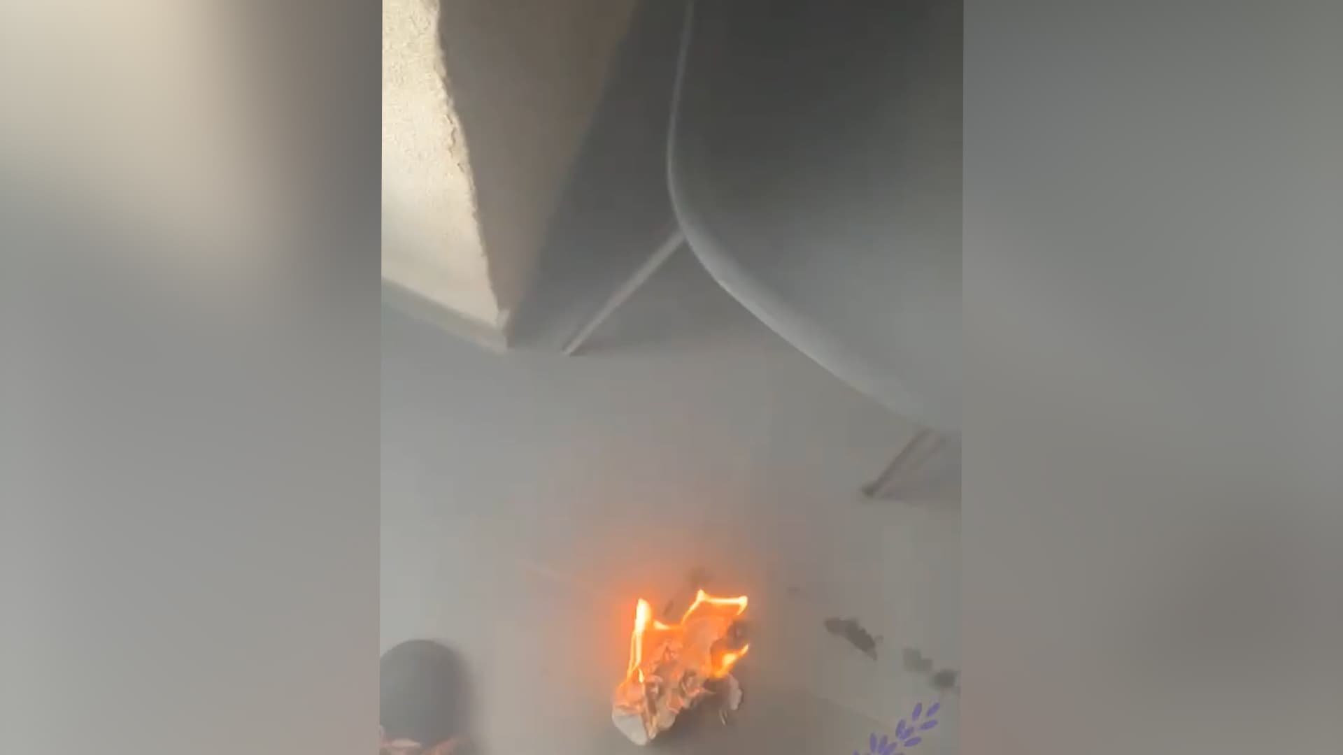 Une braise avait touché le canapé de la maison, provoquant l'incendie.