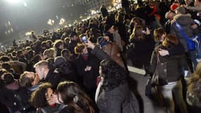 Environ un millier de personnes ont manifesté jeudi soir contre l'homophobie devant l'hôtel de ville de Paris