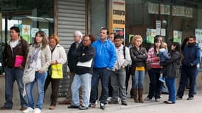 Devant une agence pour l'emploi à Madrid, vendredi. Le taux de chômage a bondi à 24% au premier trimestre, atteignant son plus haut niveau en vingt ans en Espagne, alors que l'agence Standard & Poor's a abaissé de deux crans la note de la dette souveraine