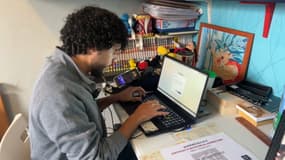 Ilies Sidlakhdar dans sa chambre à Méricourt (Pas-de-Calais) le 4 novembre 2024.