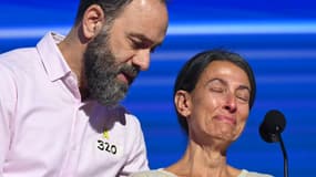 Jon Polin réconforte sa femme Rachel Goldberg alors qu'elle prononce un discours devant les démocrates américains pendant que leur fils est otage du Hamas, le 21 août 2024