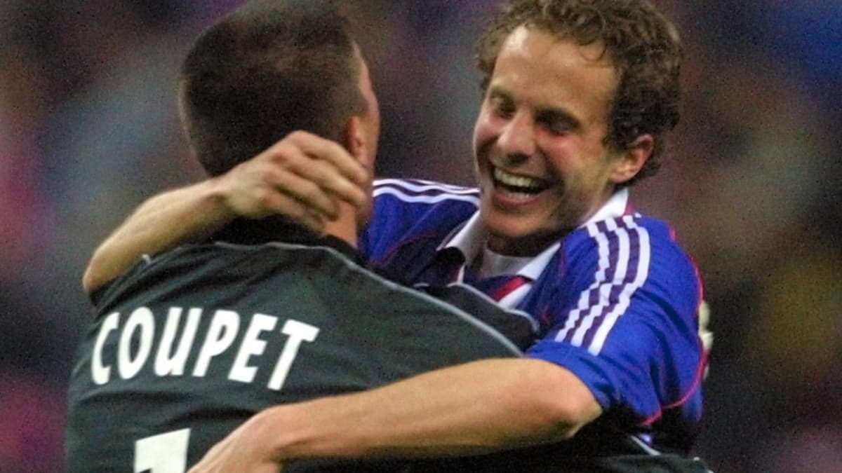 Patrick Müller (de face) félicité par Grégory Coupet après son but décisif en finale de la Coupe de la Ligue 2001