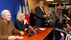 Le président du Front national, Jean-Marie Le Pen, ici aux côtés des deux candidats à sa succession, sa fille Marine et Bruno Gollnisch, estime que le candidat de son parti sera au second tour voire élu lors de l'élection présidentielle de 2012. /Photo pr
