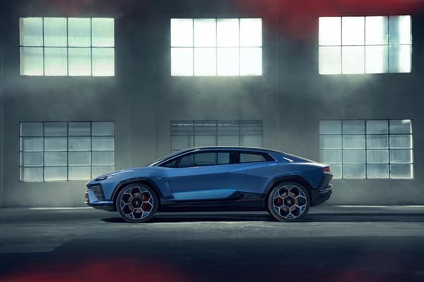 Une silhouette de SUV coupé pour ce concept Lanzador de Lamborghini.