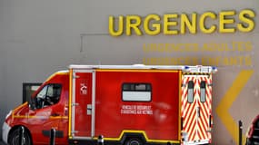 Une voiture de pompiers devant les urgences