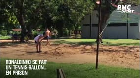 Ronaldinho se fait un tennis-ballon... en prison
