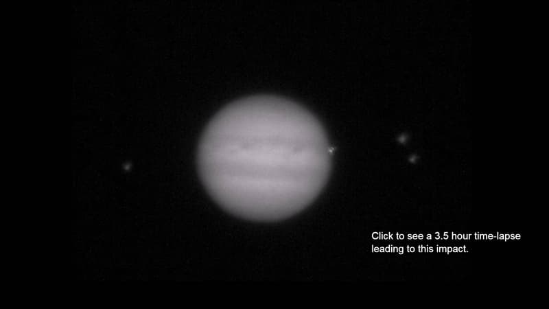 L'impact sur Jupiter est bien visible à droite au dessus de l'équateur.