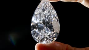 Ce diamant pur de 101,73 carats mesure 4,1 cm de long sur 2,5 de large.