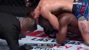 William Gomis victime d'un étranglement arrière de la part de Francis Marshall, sur la carte préliminaire de l'UFC Fight Night du 22 avril 2023