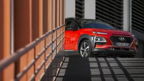 Avec ses passages de roue qui se prolongent autour des feux à l'avant et à l'arrière, le premier SUV urbain de Hyundai assume un look de baroudeur.