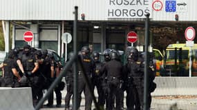 Des policiers hongrois postés à la frontière avec la Serbie