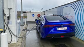 La Toyota Mirai de deuxième génération lors d'un plein d'hydrogène.