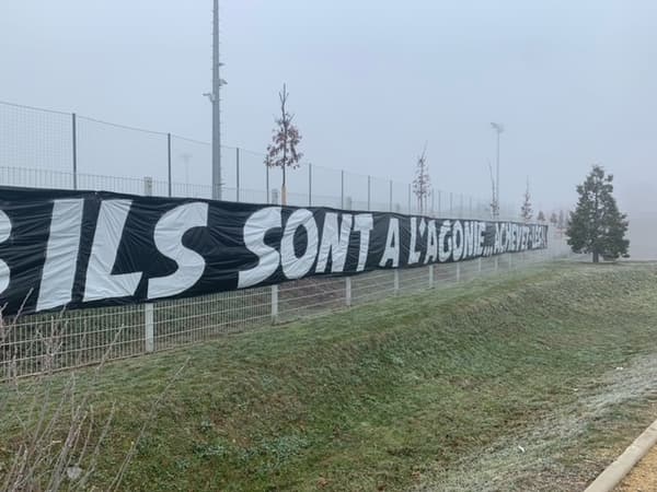 The banner of OL supporters before the derby