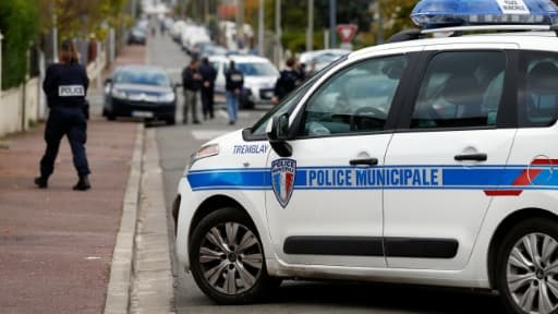 Des policiers dans une rue de Tremblay-en-France, en Seine-Saint-Denis, où un millier de plants de cannabis ont été retrouvés dans une maison, le 9 novembre 2014