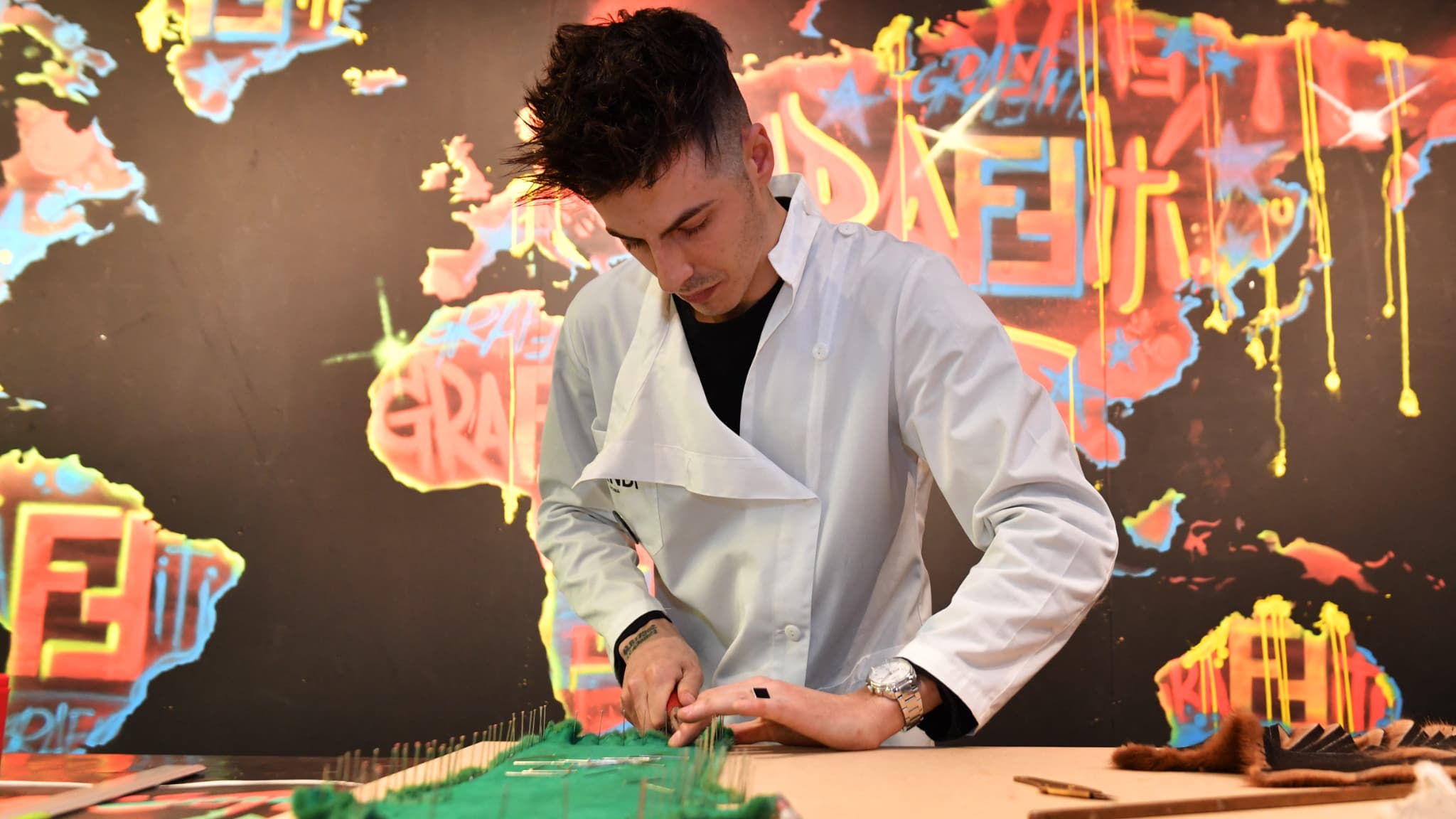 Un artisan Fendi travaillant de la fourrure