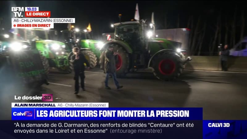 Blocage de l'A6: des agriculteurs avancent avec leurs tracteurs au contact des blindés des forces de l'ordre