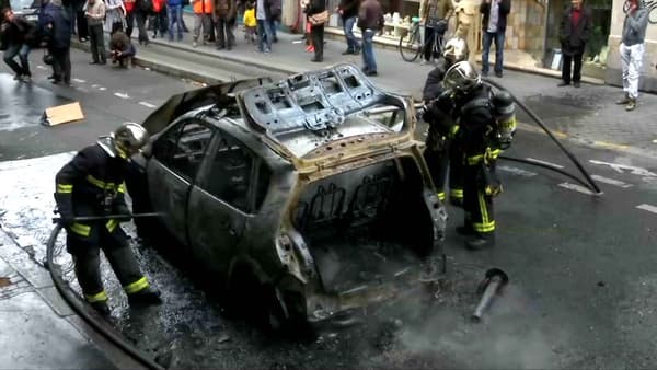 Une voiture de police a été incendiée aux abords de la place de la République, à Paris, pendant la manifestation des policiers, le 18 mai 2016.