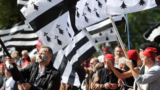 Quelques centaines de sympathisants des Bonnets Rouges se sont rassemblés samedi pour signifier de manière symbolique la continuité territoriale de la Bretagne.