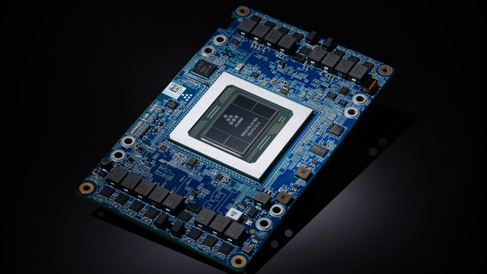 Amazon lance une nouvelle puce IA et s'allie à Nvidia pour ses usines à IA