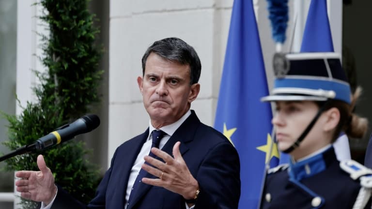 Le nouveau ministre des Outre-mer Manuel Valls le 24 décembre 2024 à Paris lors de la passation de pouvoir avec son prédécesseur