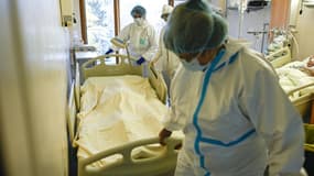 Un soignant pousse un lit transportant le corps d'un patient décédé du Covid-19 à l'hôpital Lozenets à Sofia, en Bulgarie, le 9 novembre 2021
