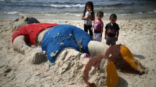 Une statue de sable géante d'Aylan Kurdi, enfant mort noyé en Méditerranée, sur une plage de Gaza le 7 septembre 2015