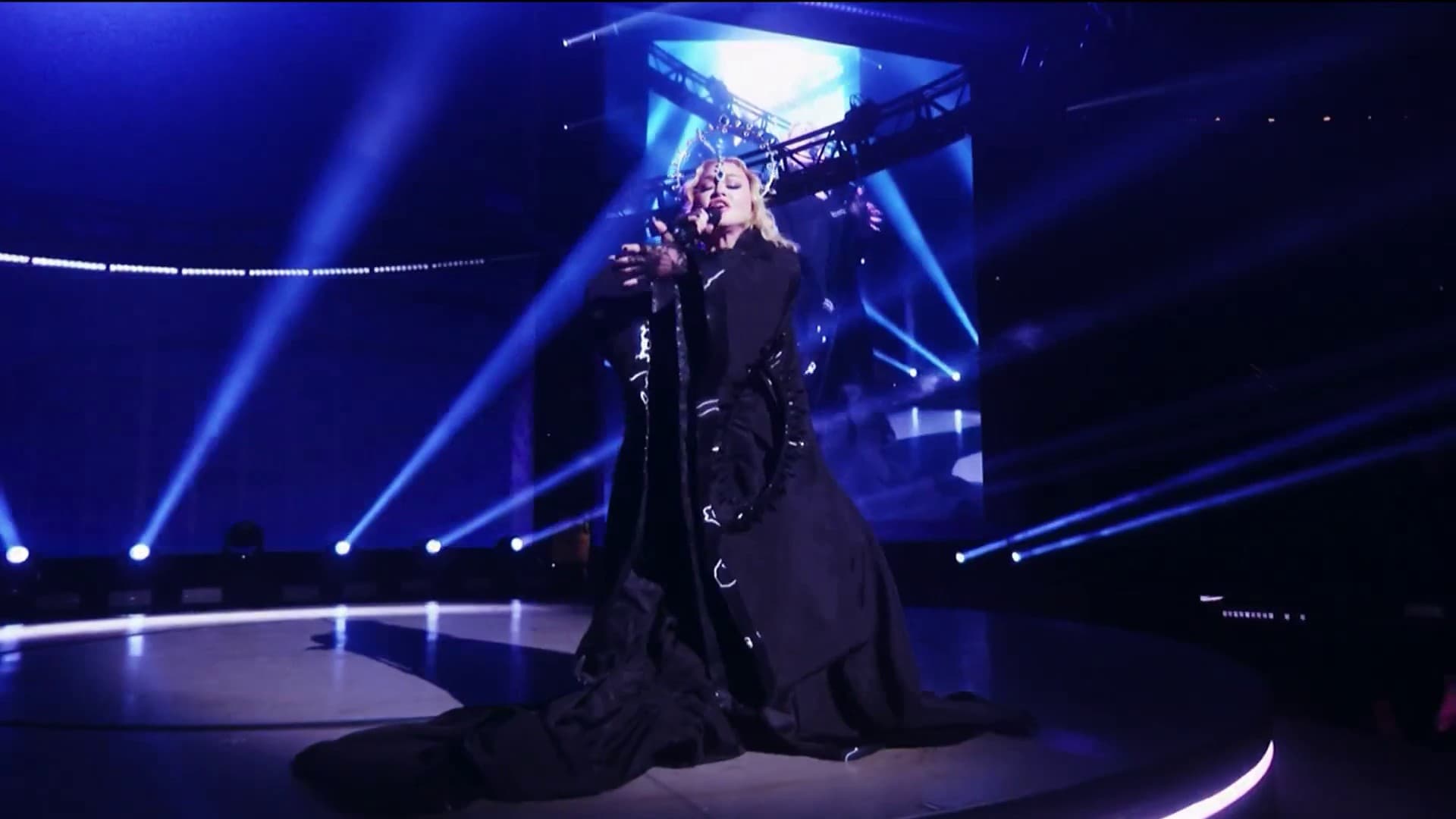Tijdens een concert in Parijs prijst Madonna Normandië en haar boter