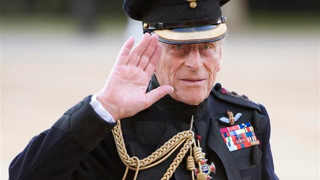 Le prince Philip, époux de la reine Elizabeth d'Angleterre, a été opéré du coeur vendredi peu après avoir été hospitalisé en raison de douleurs à la poitrine. /Photo prise le 9 juin 2011/REUTERS/Paul Edwards/Pool