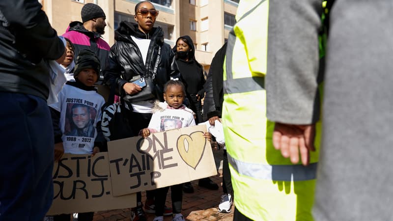 Plus de 300 personnes manifestent à Aulnay-sous-Bois en mémoire de Jean-Paul, automobiliste tué à Sevran par un tir policier, le 2 avril 2022