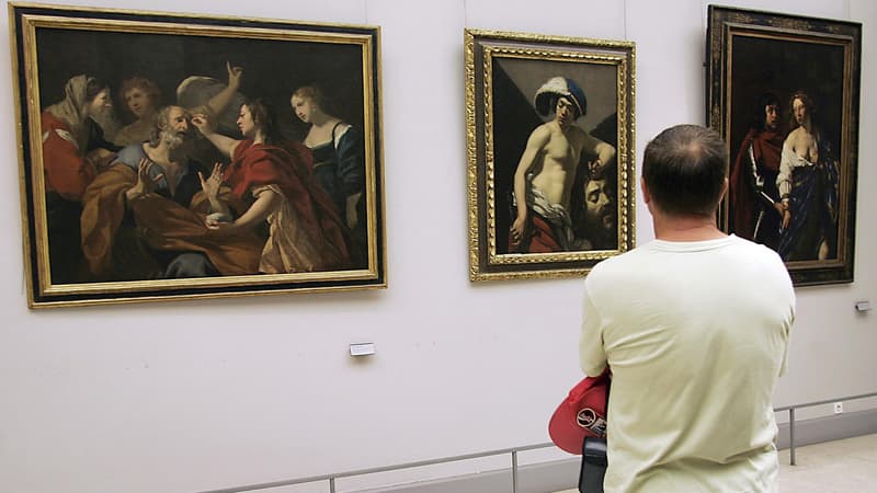 Un visiteur du musée des Beaux-Arts de Bordeaux, en août 2004