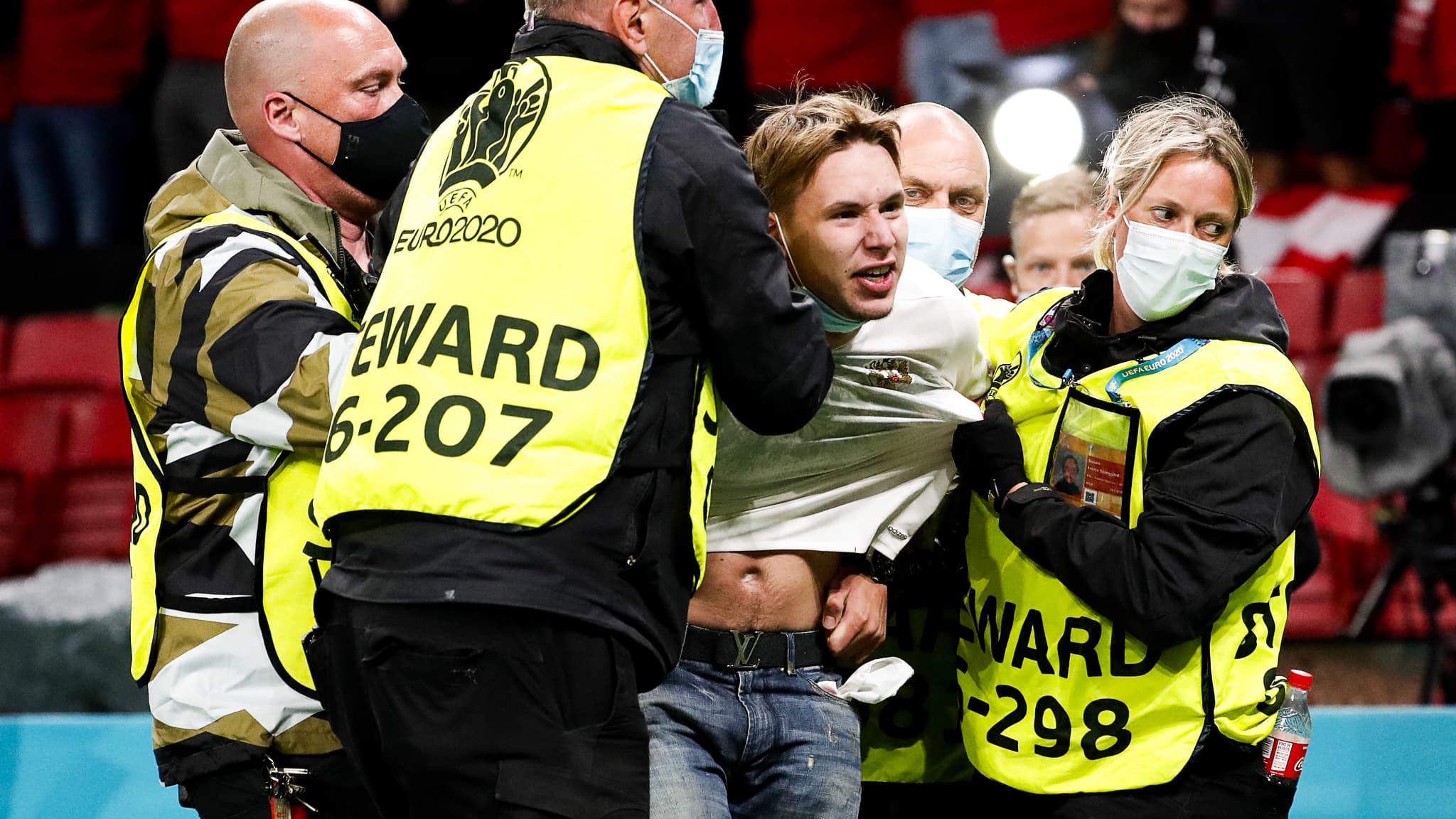Un supporter évacué pendant Danemark-Russie Un supporter évacué pendant Danemark-Russie